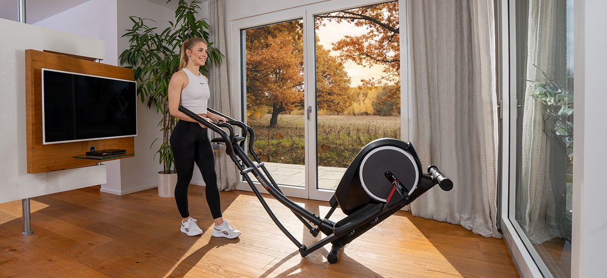 Frau mit Crosstrainer klappbar