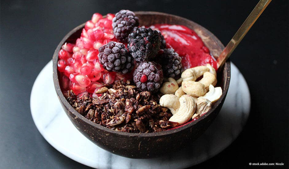 Frühstücksbowl mit Heidelbeeren und Cashewkernen