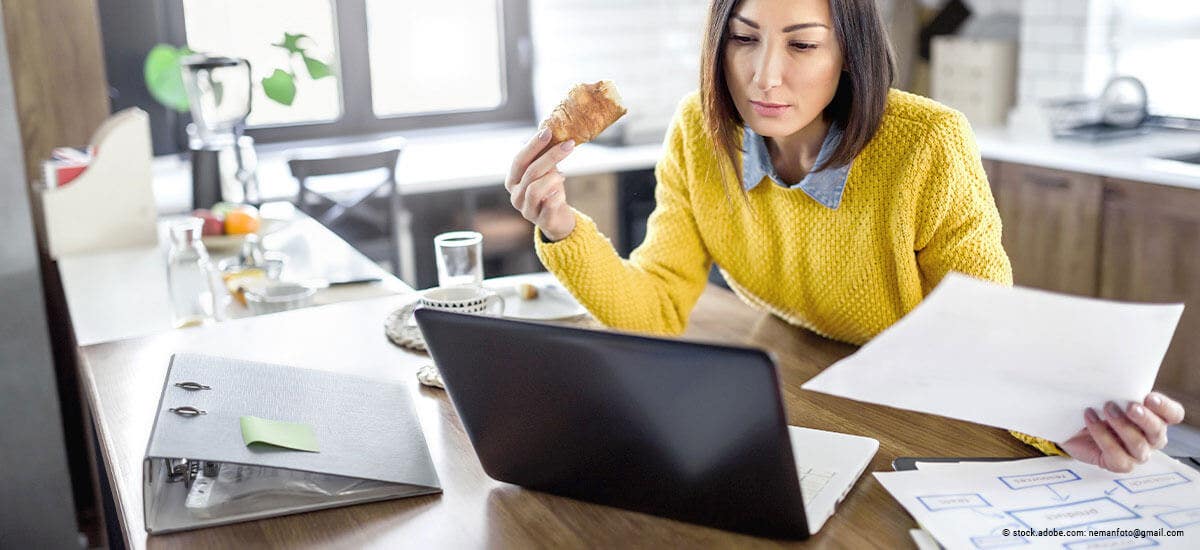 Frau im Homeoffice mit Bewegungsmangel