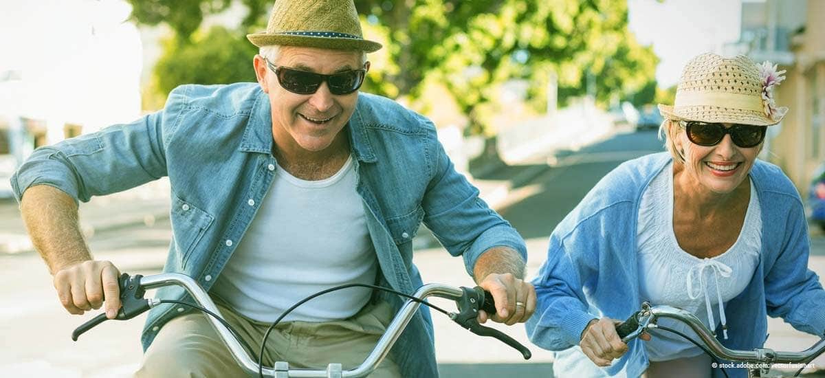 Frau und Mann tragen Sonnenbrillen beim Fahrrad fahren